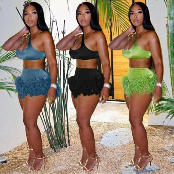 Velvet Fringe Outfit 🖤 - Picture 3 of 4